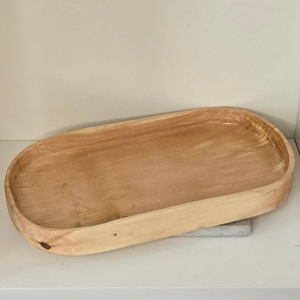 Stickans Serveringsbricka i Furu – Stilren förvaring