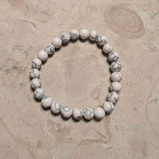 Armband med vit Howlit - 18 cm