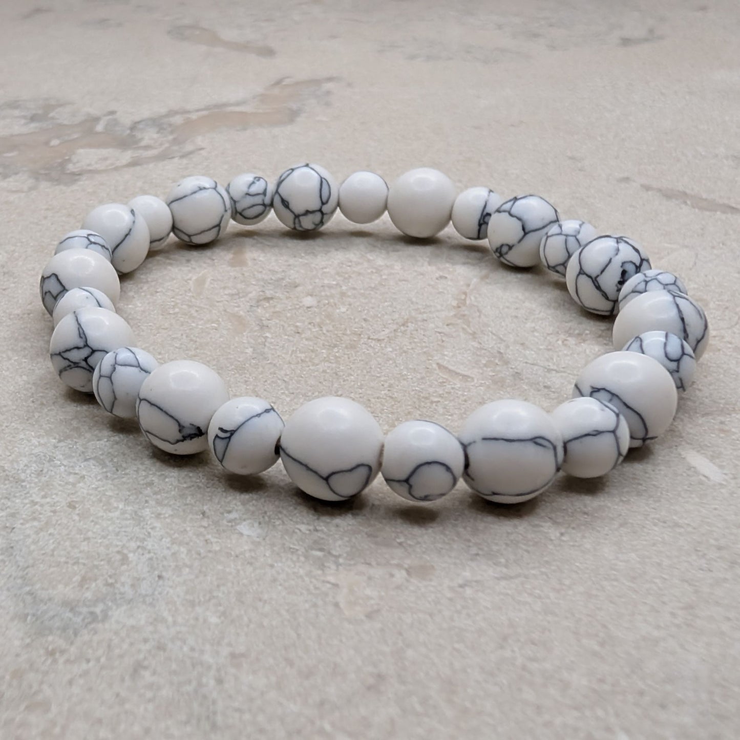 Armband med vit Howlit - 16 cm